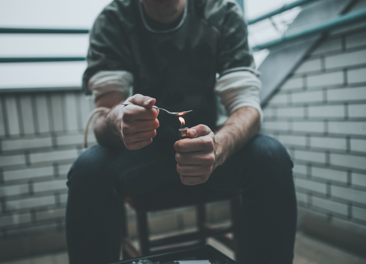 мужчина греет ложку
